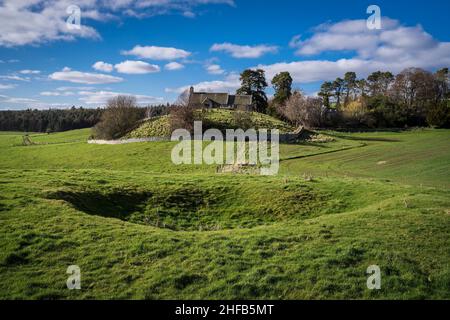 Linton Kirk, in der Nähe von Moreschlacht, Kelso, Scottish Borders. Von einem alten Berg aus gesehen, der einst am Rande eines entleerten lochs stand. Stockfoto