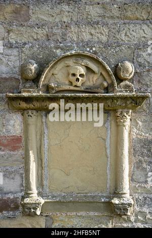 Linton Kirk, in der Nähe von Moreschlacht, Kelso, Scottish Borders. Auf dem 18th. Jahrhundert Denkmal in der Kirchenmauer ist jetzt keine Inschrift mehr zu sehen. Stockfoto