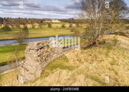Floors Castle, Sitz des Herzogs von Roxburghe, vom Hügel und den zerstörten Mauern des Roxburgh Castle aus gesehen - in der Nähe von Kelso, Scottish Borders. Stockfoto