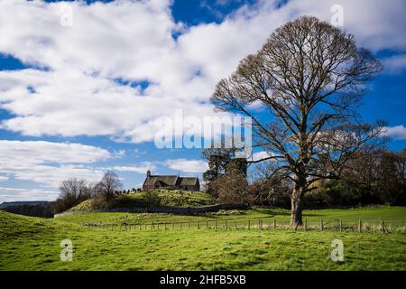 Linton Kirk, in der Nähe von Moreschlacht, Kelso, Scottish Borders. Von einem alten Berg aus gesehen, der einst am Rande eines entleerten lochs stand. Stockfoto