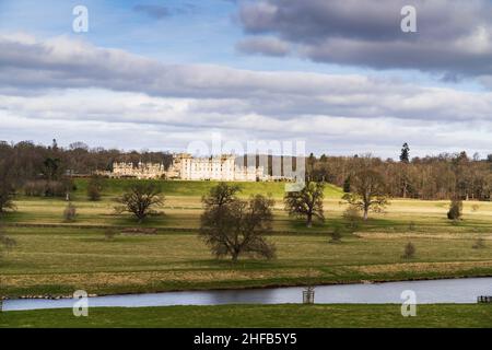 Floors Castle, Sitz des Herzogs von Roxburghe, vom Hügel des Roxburgh Castle aus gesehen - in der Nähe von Kelso, Scottish Borders. Stockfoto
