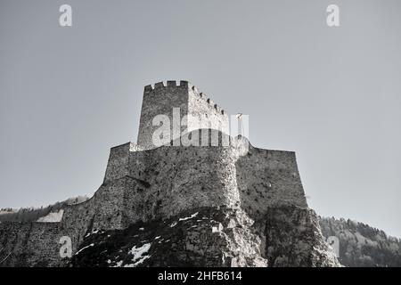 Zilkale in Rize Türkei. Alte Ottomane Burg auf dem Gipfel des Berges während der Wintersaison. Stockfoto