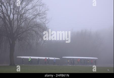 Peterborough, Großbritannien. 15th Januar 2022. Early Morning Ruderer, die sich im Nebel auf dem Ruderkurs in Peterborough, Cambridgeshire, Großbritannien, am 15. Januar 2022 vorbereiten Kredit: Paul Marriott/Alamy Live News Stockfoto