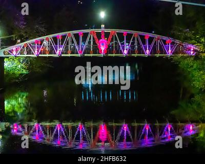 Jubilee Bridge 1887 mit farbiger Beleuchtung für die viktorianischen Illminationen in Matlocak Bath beleuchtet. Stockfoto