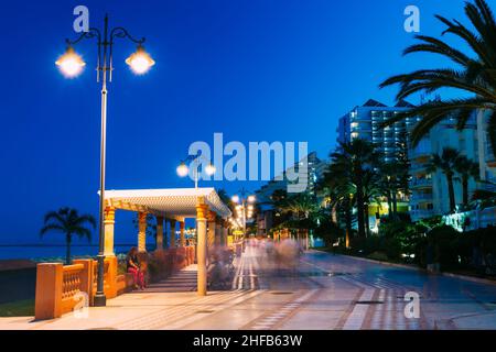 Nachtlandschaft Blick Auf Das Ufer, Die Küste, Den Strand In Benalmadena, Spanien. Stockfoto