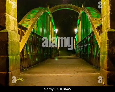 Jubilee Bridge 1887 mit farbiger Beleuchtung für die viktorianischen Illminationen in Matlocak Bath beleuchtet. Stockfoto