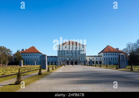 Schloss Nymphenburg in München, Bayern, blauer Himmel Stockfoto