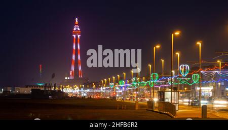 Blackpool Tower mit der Golden Mile beleuchtet mit den Illuminations Stockfoto