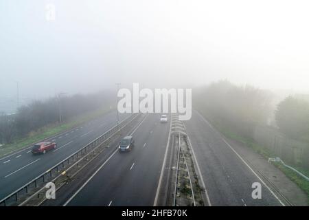 Ansicht von oben auf dem Thanet Way, Einer 299, der Hauptroute von den Städten Thanet nach London über die m2 an einem Wintermorgen mit dichtem Nebel. Stockfoto