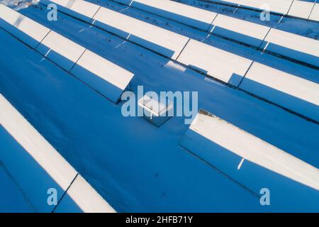 Schneebedeckte Antenne aus Solarpaneelen. Geringe Effizienz im Winter auf der Nordhalbkugel. Stockfoto
