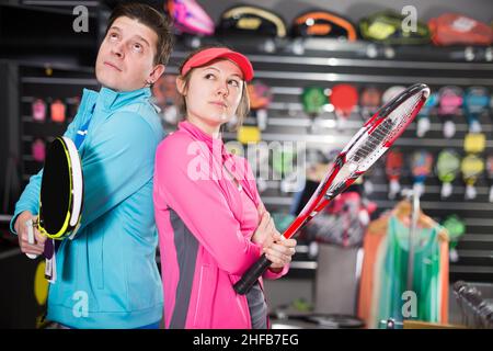 Sportspieler dämonstraiting Schläger Stockfoto