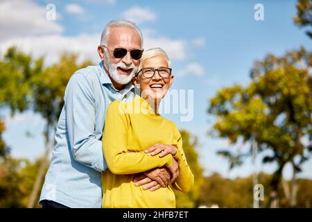 Seniorenpaar glücklich Ältere lieben zusammen Fröhlich lächelnd Porträt hält Hände Frau Pensionist Mann Stockfoto