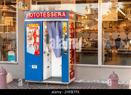 Savigliano, Cuneo, Italien - 14. Januar 2022: Fotokabine für die Erstellung von Passfotos, automatische italienische Fotokabine im Conad Supermarkt Stockfoto