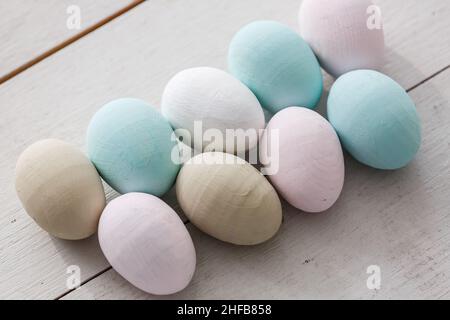 Schokoladeneier in kleine Holzkiste Stockfoto