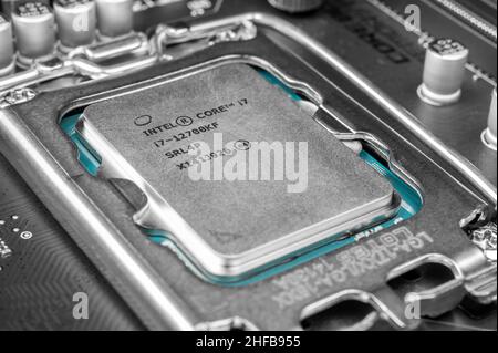Moskau, Russland - 12. Januar 2022: Neuester Intel i7 12700kf Prozessor-Chip im Sockel auf dem Motherboard. Intel ist einer der weltweit größten Halbleiter-C Stockfoto