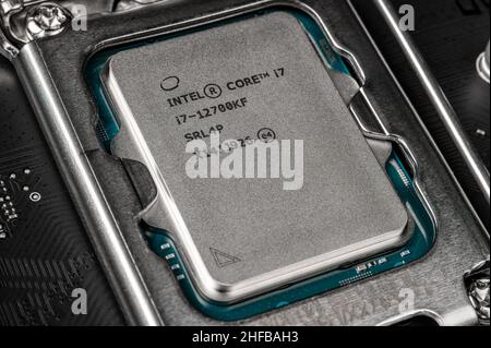 Moskau, Russland - 12. Januar 2022: Neuester Intel i7 12700kf Prozessor-Chip im Sockel auf dem Motherboard. Intel ist einer der weltweit größten Halbleiter-C Stockfoto