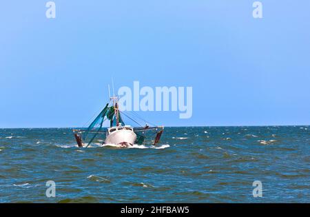 Am späten Nachmittag fährt ein kleines Fischerboot zum Meer Stockfoto