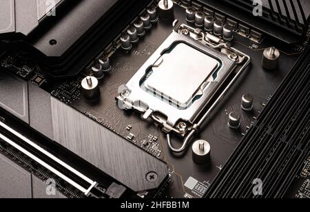 Moderne cpu, in der Hauptplatine installiert, steigende Kosten und Mangel an Chips Konzept, Mangel an Chips, technologische Computer Hintergrund Stockfoto