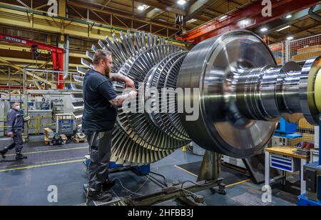 Oberhausen, Nordrhein-Westfalen, Deutschland - MAN Energy Solutions ist ein traditionsreiches Unternehmen im Ruhrgebiet. Industriemechaniker, der an einem Dampf arbeitet Stockfoto