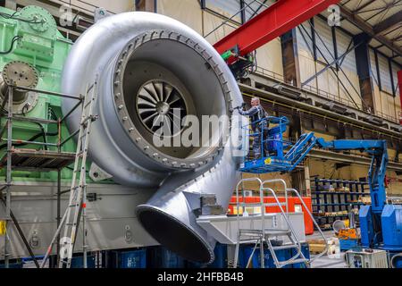 Oberhausen, Nordrhein-Westfalen, Deutschland - MAN Energy Solutions ist ein traditionsreiches Unternehmen im Ruhrgebiet. Ein Industriemechaniker arbeitet an einem Getriebe Stockfoto