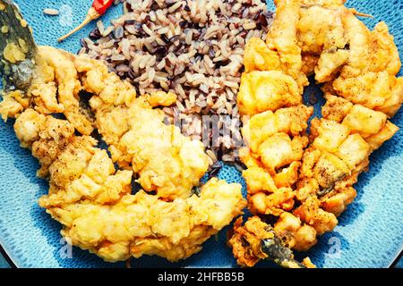 Köstlicher gegrillter Seebarsch mit Reisgarnitur. Stockfoto