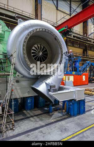 Oberhausen, Nordrhein-Westfalen, Deutschland - MAN Energy Solutions ist ein traditionsreiches Unternehmen im Ruhrgebiet. Ein Industriemechaniker arbeitet an einem Getriebe Stockfoto