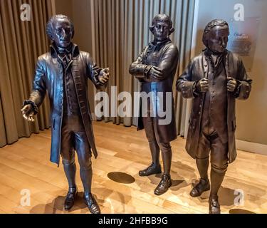 Die Bronzestatuen von (L bis R) Elbridge Gerry, Edmund Randolph und George Mason in der Signers' Hall im National Constitution Center von Philadelphia Stockfoto