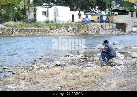 Mann, der im Fluss angeln kann Stockfoto