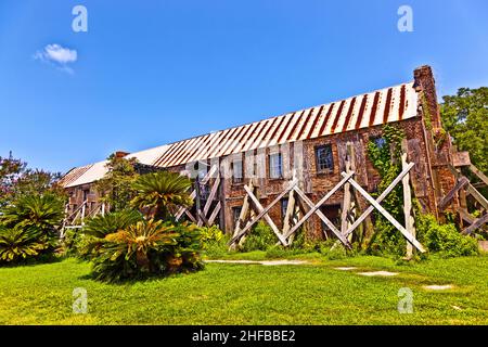 Alte, ruinöse historische Hütte in einer alten Farm in South Carolina, stabilisiert durch einen Balken Stockfoto