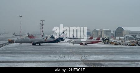 Moskau, Russland - 12. Januar 2022: Internationaler Flughafen Sheremetyevo. Passagierflugzeug Boeing 777 der Aeroflot. Bei starkem Schneefall. Klemme C Stockfoto