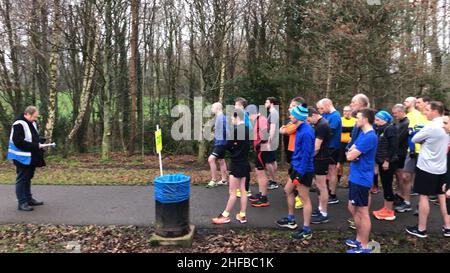 Die Teilnehmer des Park Run im Orangefield Park in Belfast beobachten ein Schweigen zum Gedenken an die ermordete Grundschullehrerin Ashling Murphy, die 23 Jahre alt war und am Mittwochnachmittag tot aufgefunden wurde, nachdem sie am Ufer des Grand Canal in Tullamore, Co Offaly, gelaufen waren. Bilddatum: Samstag, 15. Januar 2022. Stockfoto