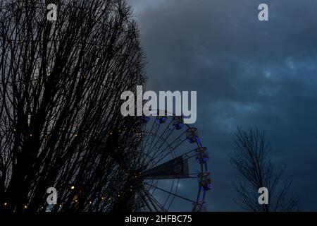 Timisoara, Rumänien - 17. Dezember 2021: Blick auf ein Riesenrad. Nachtaufnahme Stockfoto