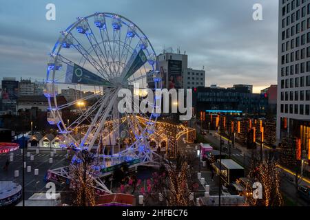 Timisoara, Rumänien - 17. Dezember 2021: Blick auf ein Riesenrad. Nachtaufnahme Stockfoto