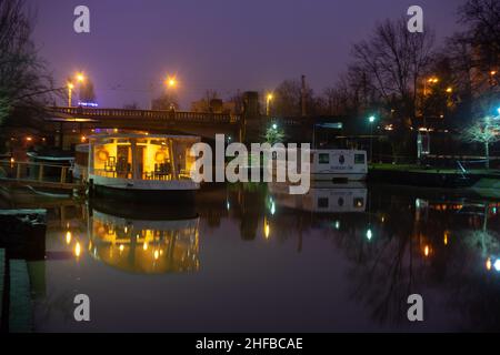 Timisoara, Rumänien - 28. Dezember 2021: Blick auf den fluss bega. Nachtaufnahme. Das Vaporetto von Honiade Stockfoto