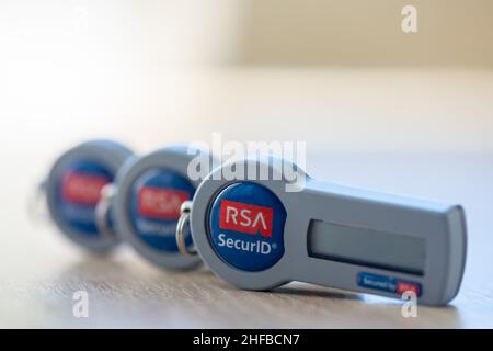 Timisoara, Rumänien - 20. Juni 2021: Nahaufnahme eines RSA SecurID-Tokens auf einem Holztisch, SID700 Stockfoto