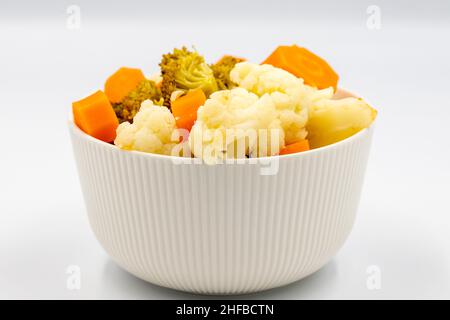 Gedämpfter Blumenkohl, Brokkoli und Karotten. Gesunde Ernährung. Nahaufnahme. Stockfoto