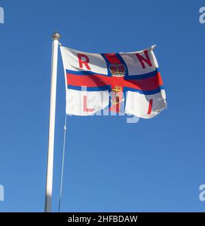 RNLI (Royal National Lifeboat Institution) Flagge, die an der Aldeburgh Lifeboat Station fliegt. VEREINIGTES KÖNIGREICH Stockfoto