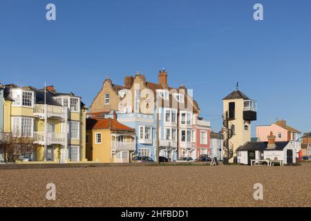 Blick auf die farbenfrohen Gebäude auf dem Crag Path mit Blick auf die Strandpromenade in Aldeburgh. VEREINIGTES KÖNIGREICH Stockfoto