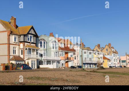 Blick auf die farbenfrohen Gebäude auf dem Crag Path mit Blick auf die Strandpromenade in Aldeburgh. VEREINIGTES KÖNIGREICH Stockfoto