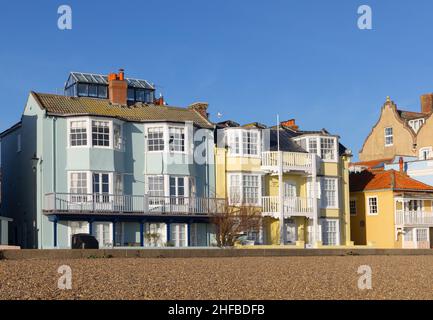 Blick auf die farbenfrohen Gebäude auf dem Crag Path mit Blick auf die Strandpromenade in Aldeburgh. VEREINIGTES KÖNIGREICH Stockfoto