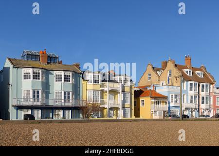 Blick auf die farbenfrohen Gebäude auf dem Crag Path mit Blick auf die Strandpromenade in Aldeburgh. VEREINIGTES KÖNIGREICH Stockfoto