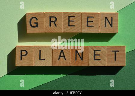 Green Planet, Wörter in Holzbuchstaben isoliert auf dem Hintergrund Stockfoto