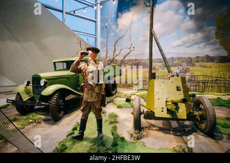 Russischer sowjetischer Militärtruck GAZ AA und sowjetische Panzerabwehrkanone 45mm im weißrussischen Museum des Großen Vaterländischen Krieges in Minsk, Weißrussland Stockfoto