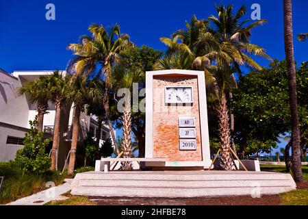 Art déco-Uhr mit Datum als Wahrzeichen in South Miami Stockfoto