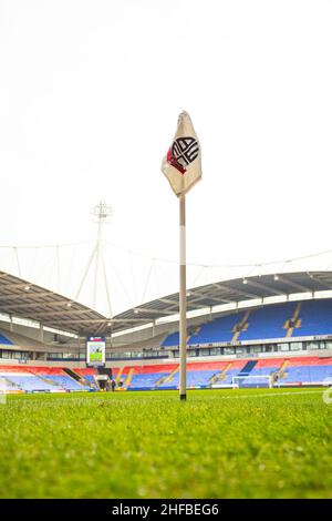 Bolton, Großbritannien. 15th Januar 2022. Bolton Wanderers-Eckflagge während des Spiels der EFL Sky Bet League 1 zwischen Bolton Wanderers und Ipswich Town am 15. Januar 2022 im University of Bolton Stadium, Bolton, England. Foto von Mike Morese.nur zur redaktionellen Verwendung, Lizenz für kommerzielle Nutzung erforderlich. Keine Verwendung bei Wetten, Spielen oder Veröffentlichungen einzelner Clubs/Vereine/Spieler. Kredit: UK Sports Pics Ltd/Alamy Live Nachrichten Gutschrift: UK Sports Pics Ltd/Alamy Live Nachrichten Stockfoto