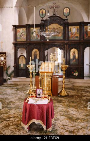 Kronleuchter vor dem Altar in der orthodoxen Kirche St. Sava in Tivat. Montenegro Stockfoto