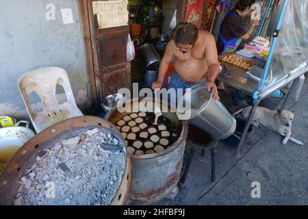 Ein Mann im Talat Phlu (Markt) in Thonburi, Bangkok, Thailand, stellt Khanom Khai her, einen Kuchen-ähnlichen Snack oder Dessert aus Eiern, Zucker und Mehl Stockfoto