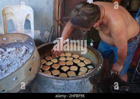 Ein Mann im Talat Phlu (Markt) in Thonburi, Bangkok, Thailand, stellt Khanom Khai her, einen Kuchen-ähnlichen Snack oder Dessert aus Eiern, Zucker und Mehl Stockfoto