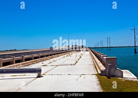 Alte verfaulte Brücke in der Nähe des Bahia Honda State Park und neuer Brücke Stockfoto