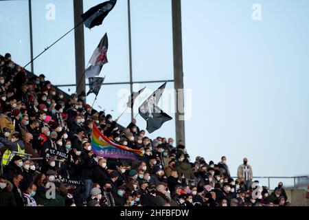 Hamburg, Deutschland. 15th Januar 2022. Fußball: 2. Bundesliga, Spieltag 19th, FC St. Pauli - Erzgebirge Aue, im Millerntor-Stadion. St. Pauli Fans auf den Tribünen. Kredit: Marcus Brandt/dpa - WICHTIGER HINWEIS: Gemäß den Anforderungen der DFL Deutsche Fußball Liga und des DFB Deutscher Fußball-Bund ist es untersagt, im Stadion und/oder vom Spiel aufgenommene Fotos in Form von Sequenzbildern und/oder videoähnlichen Fotoserien zu verwenden oder zu verwenden./dpa/Alamy Live News Stockfoto